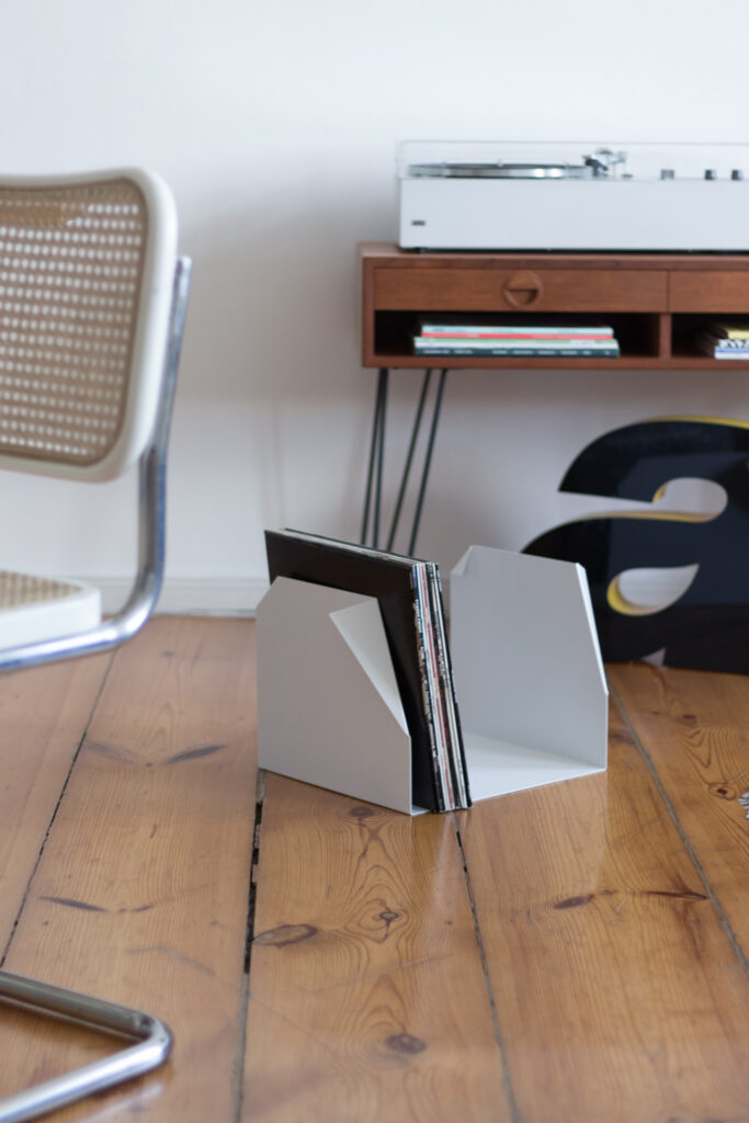 Schallplatten in Paku One Box mit Braun Plattenspieler von Dieter Rams